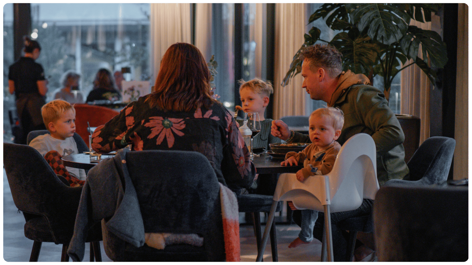 Gezin met kinderen aan tafel bij De Stoov
