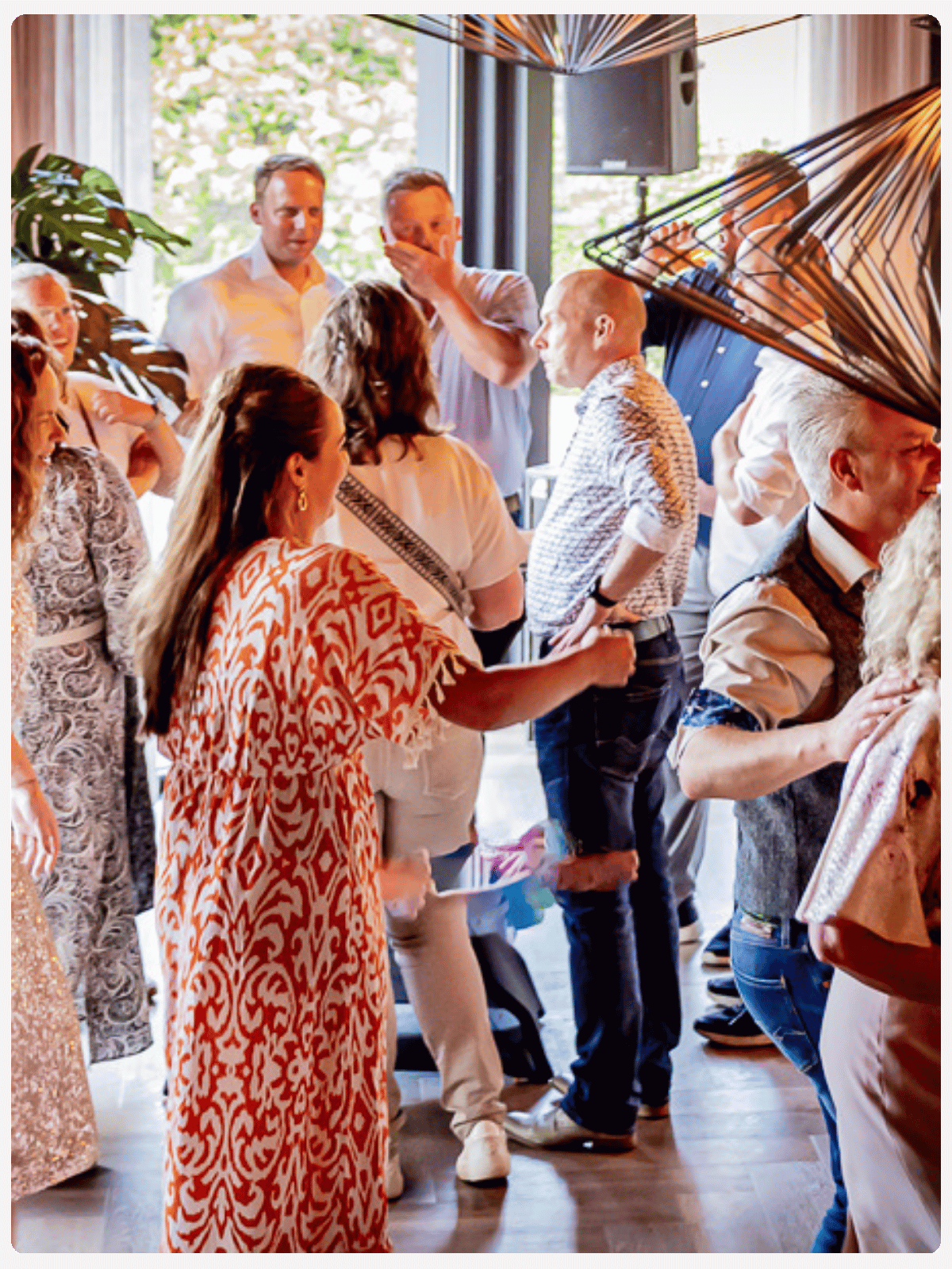 Dansende gasten tijdens een feest bij De Stoov