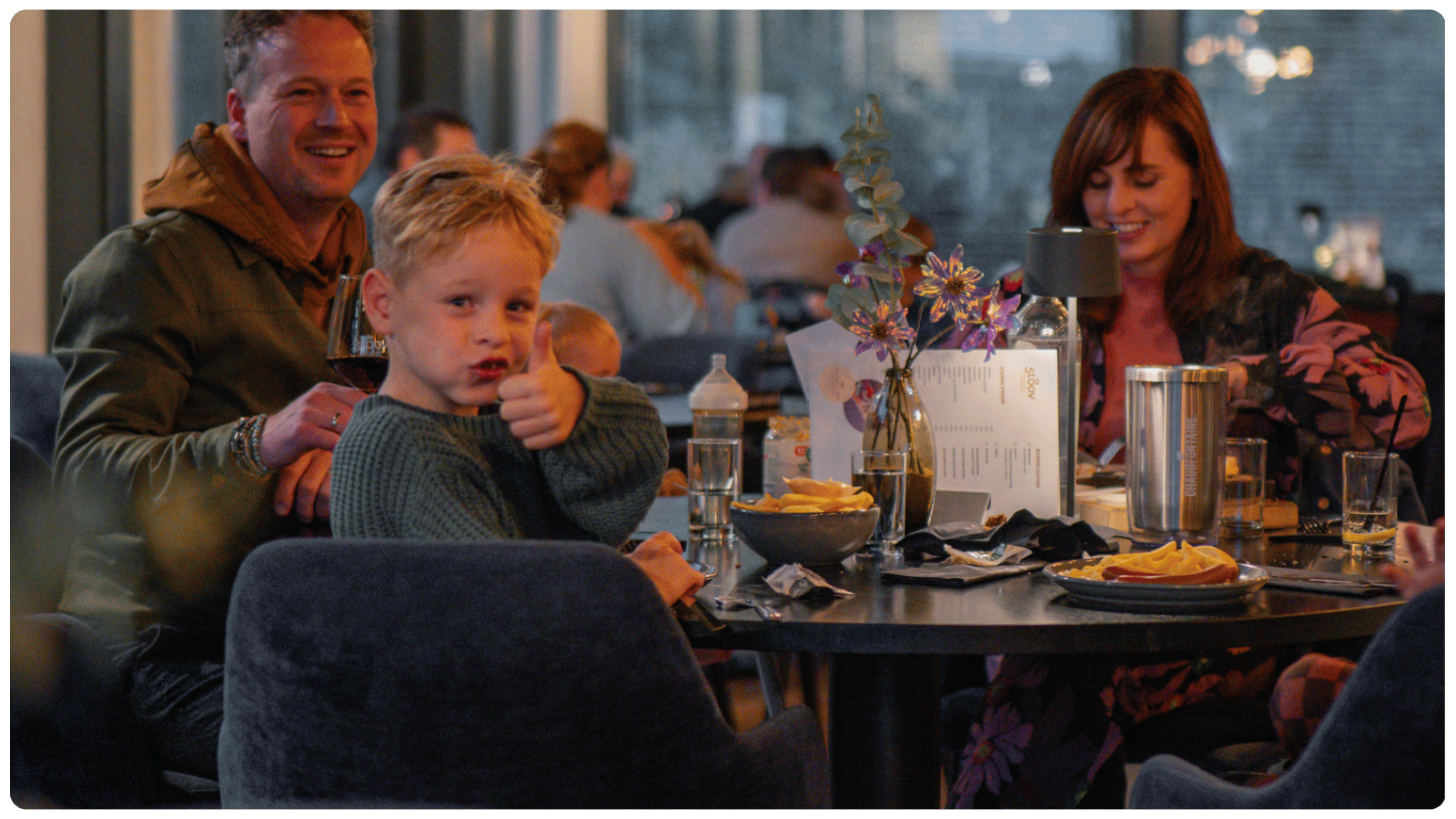 Gezin samen aan tafel bij De Stoov