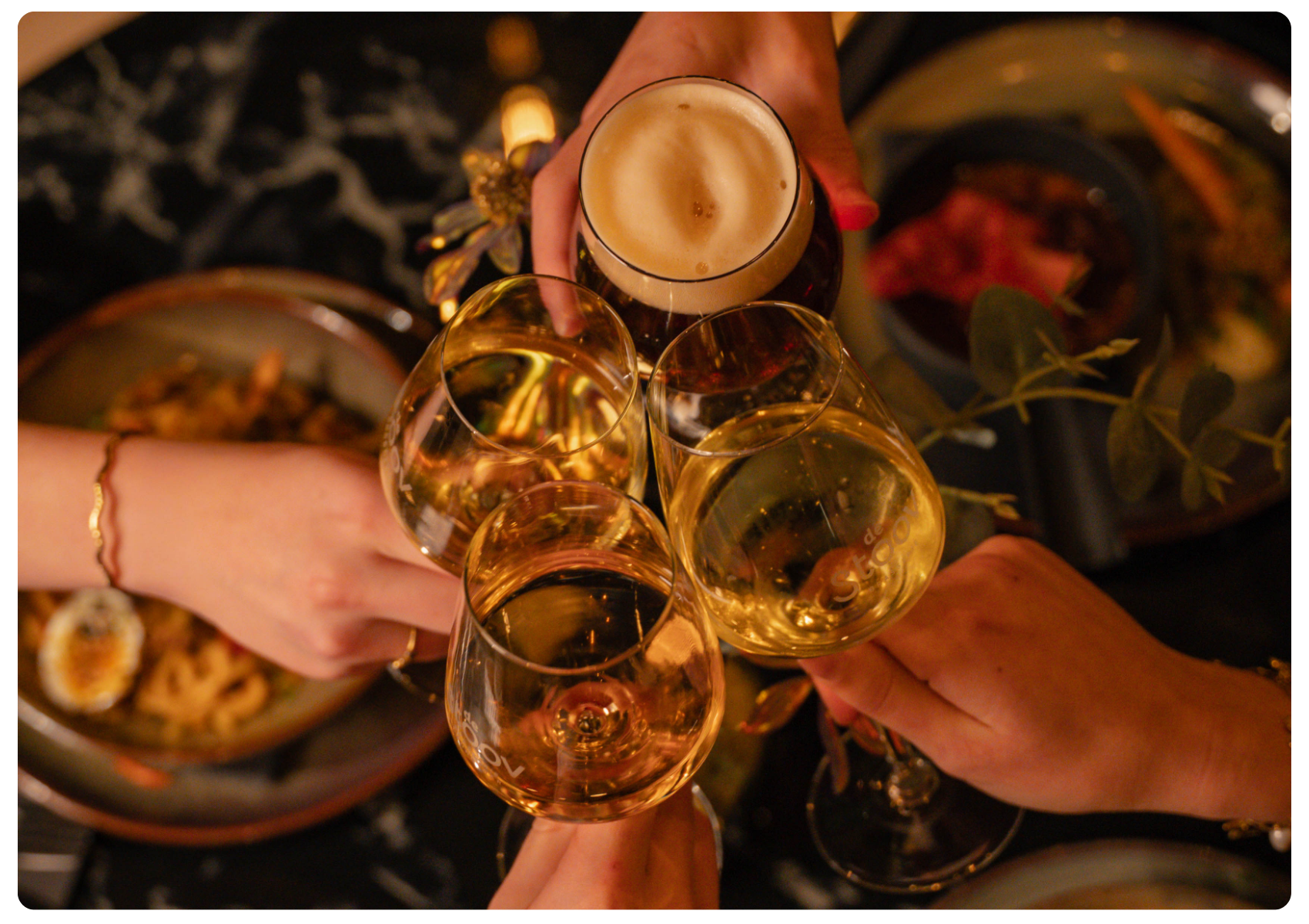 Proosten tijdens een kerstborrel bij De Stoov